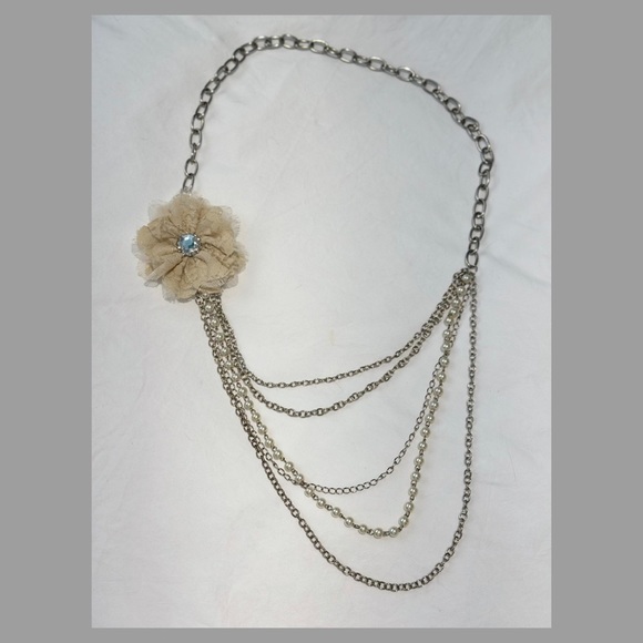 Beautiful Necklace with Lace Flower, crystals, pearls & silver - Picture 1 of 3